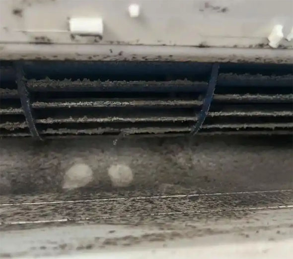 和龙空调吹的风有股烧焦味是怎么回事